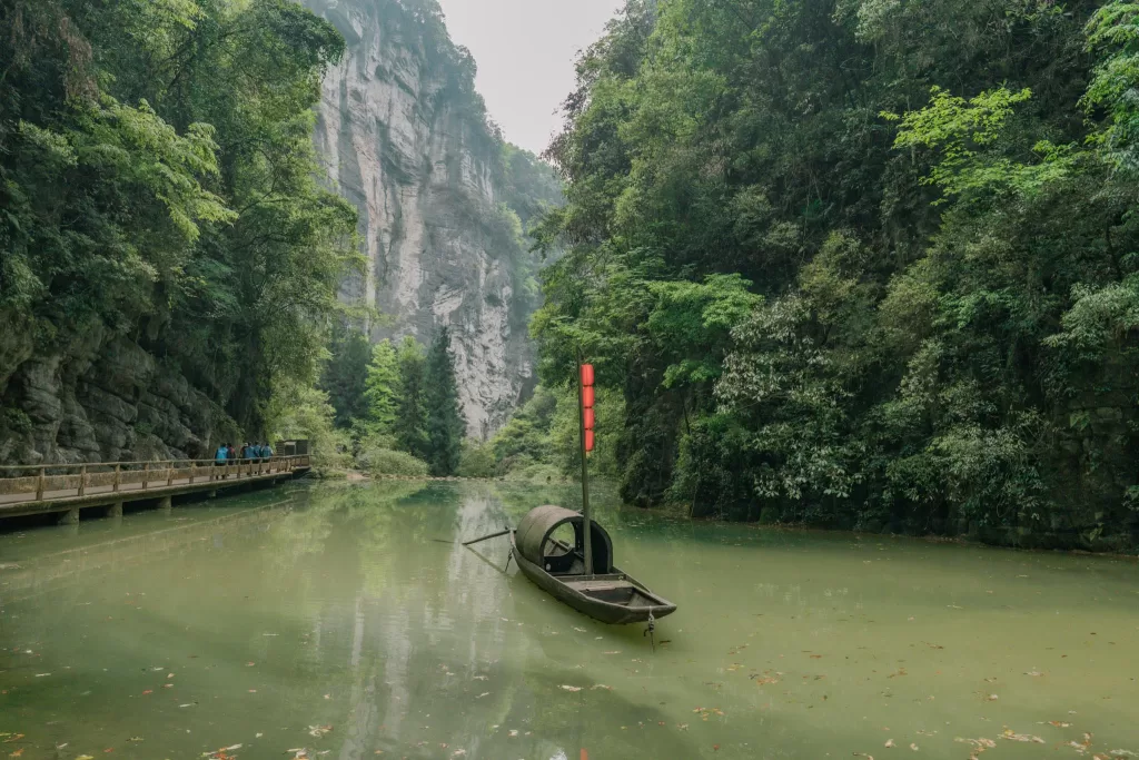 Boat with red flag in Longshuixia Gap in Wulong
